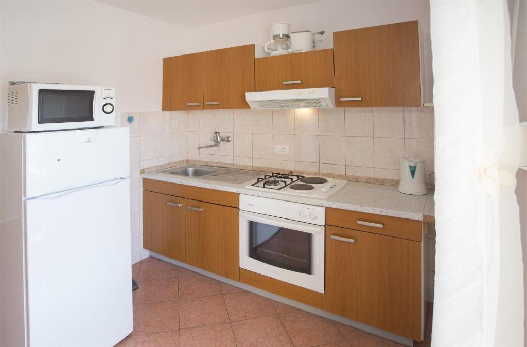 Kuchyň nebo kuchyňský kout v ubytování Apartments Gudelj