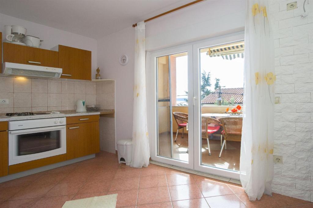 Kuchyň nebo kuchyňský kout v ubytování Apartments Gudelj