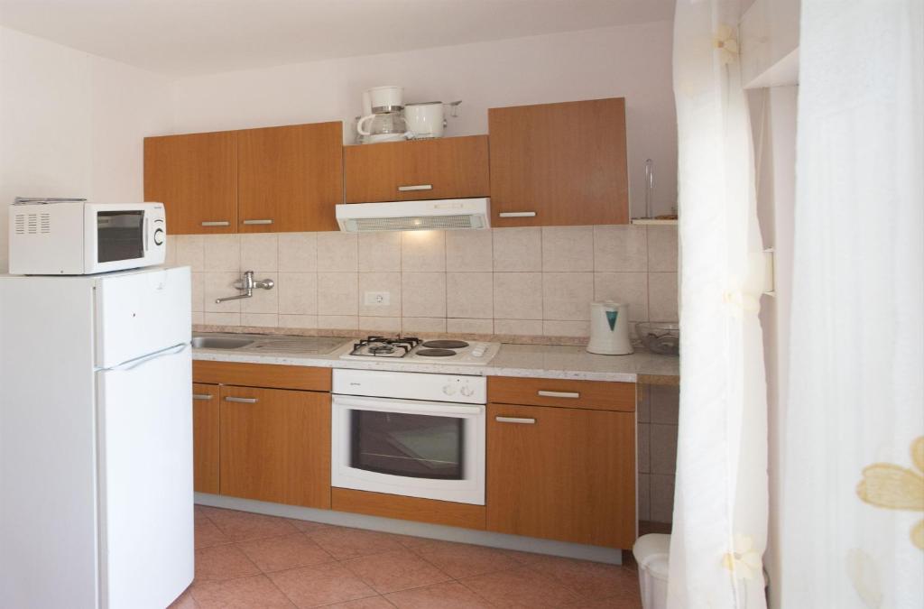 Kuchyň nebo kuchyňský kout v ubytování Apartments Gudelj