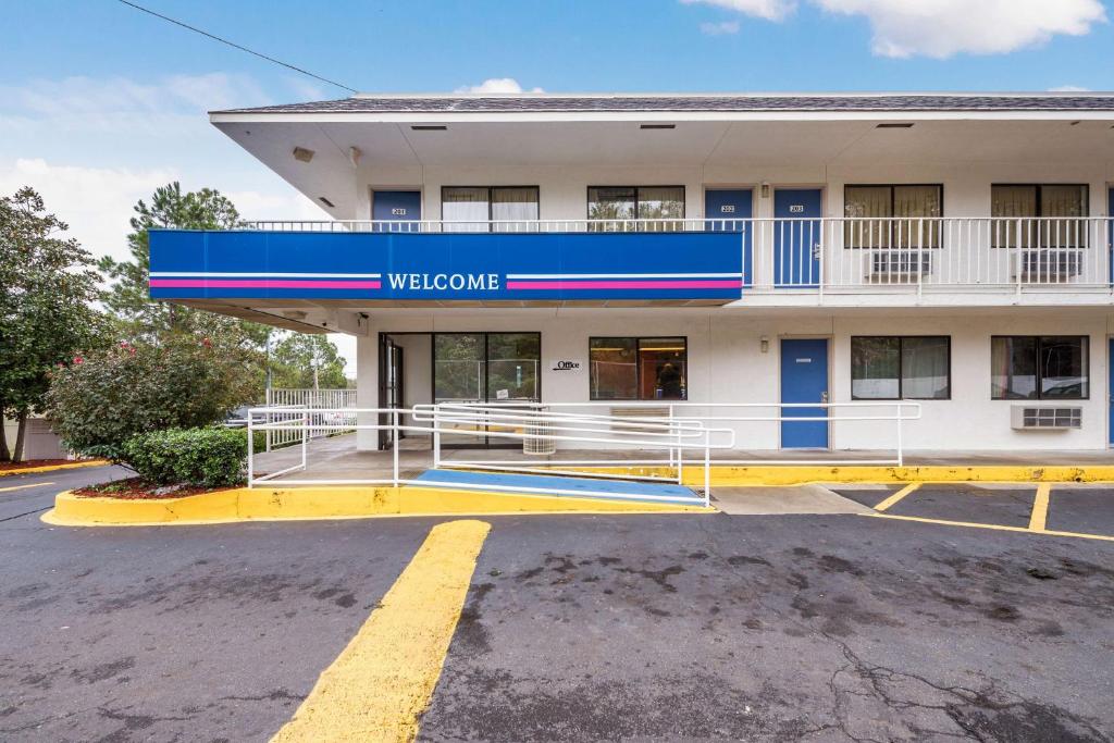 um edifício com um sinal de boas-vindas em frente em Motel 6-Bessemer, AL - Birmingham em Bessemer