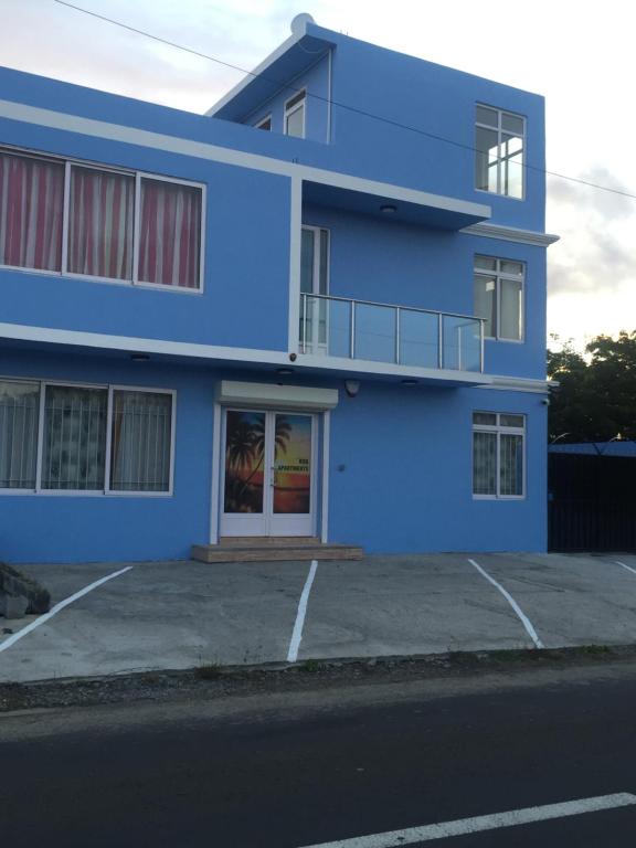 ein blaues Gebäude an der Straßenseite in der Unterkunft Bob Apartments in Calodyne