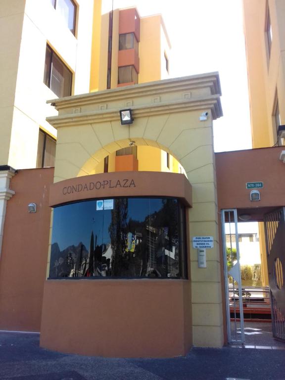 una tienda frente a un edificio con ventana en Cerca a Mitad del Mundo, en Quito