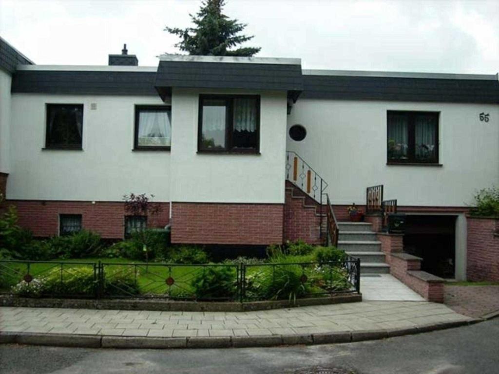 ein weißes Haus mit einer Treppe davor in der Unterkunft Ferienwohnung Liebke - Objekt 25918 in Biestow