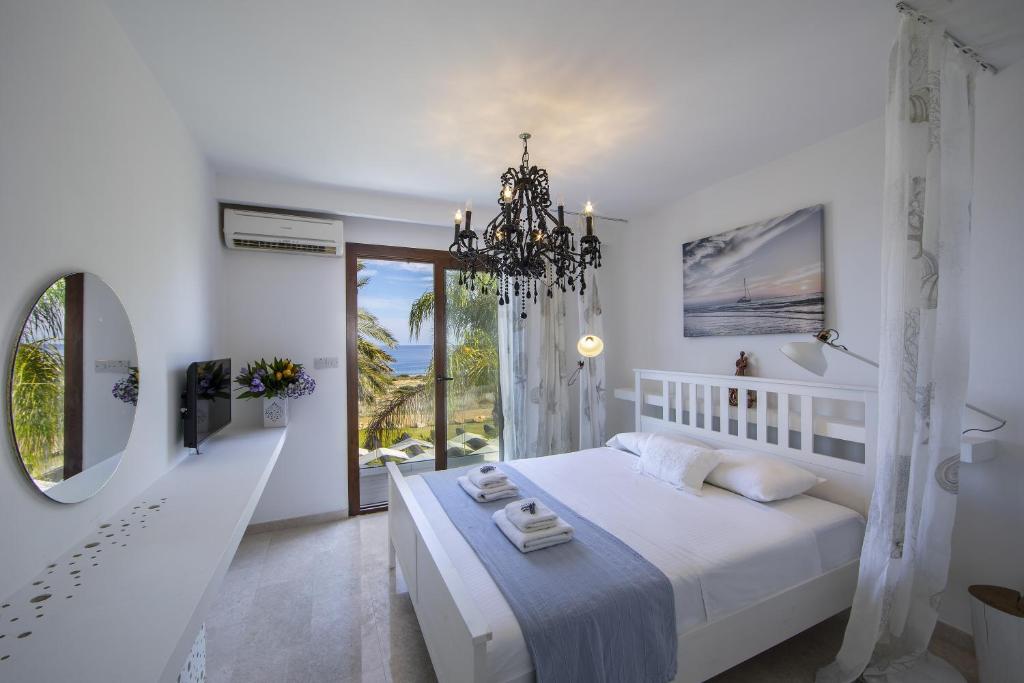 Postel nebo postele na pokoji v ubytování Protaras El Greco Seafront Villa, Greco Mare