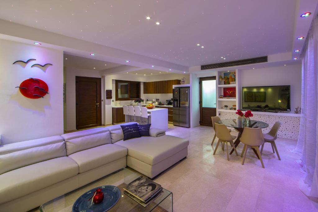 Posezení v ubytování Protaras El Greco Seafront Villa, Greco Mare