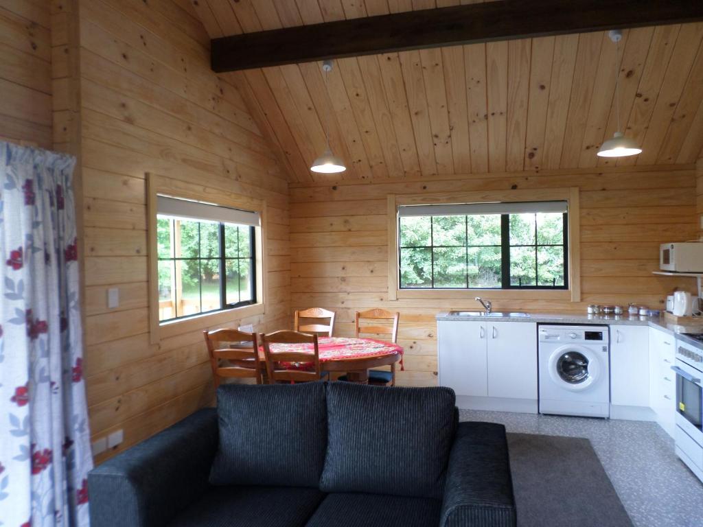 Kuchyň nebo kuchyňský kout v ubytování Central Chalets Ltd