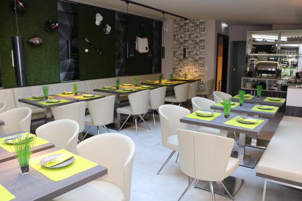 Um restaurante ou outro lugar para comer em Star Apart Hotel Sachsenhausen