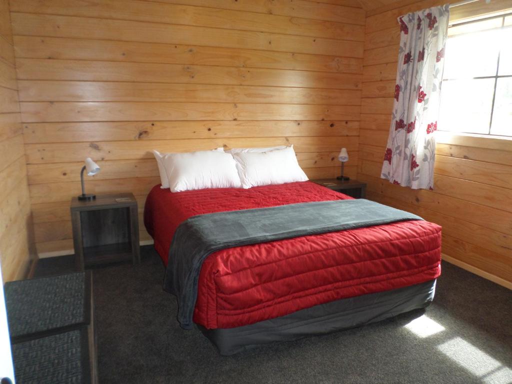 Postel nebo postele na pokoji v ubytování Central Chalets Ltd