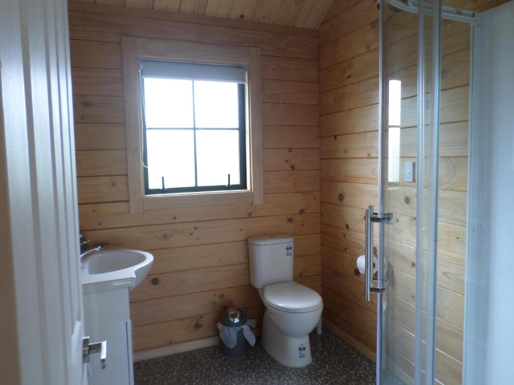 Koupelna v ubytování Central Chalets Ltd