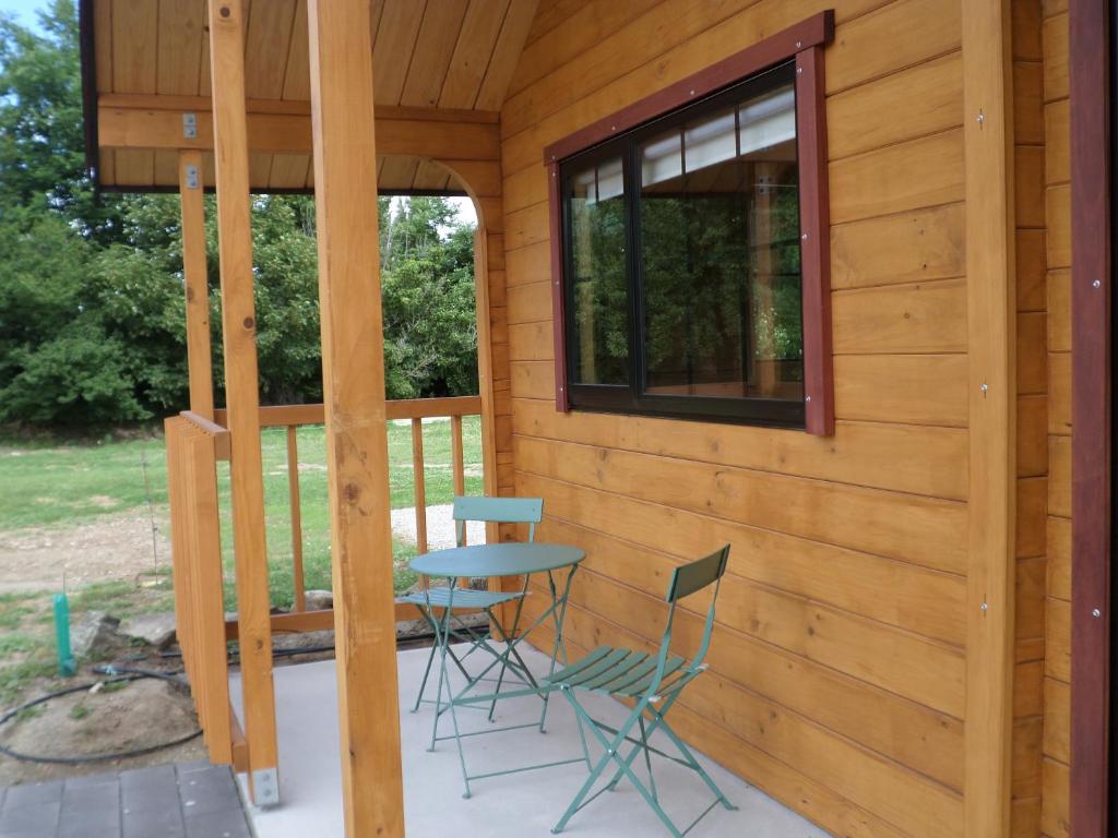 Patio nebo venkovní prostory v ubytování Central Chalets Ltd