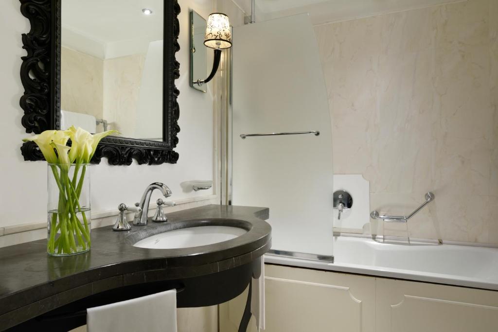 A bathroom at Palace Catania | UNA Esperienze