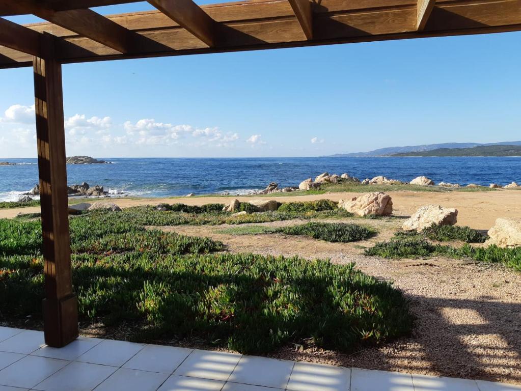 vista sulla spiaggia dal portico di una casa di Residences La Tonnara a Bonifacio