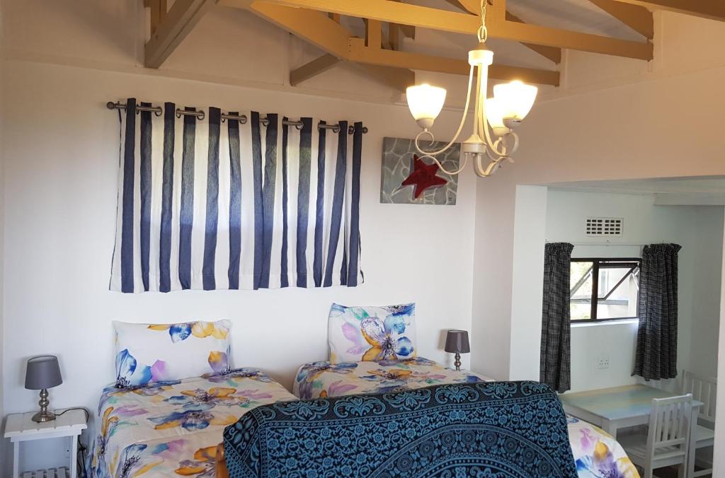 Postel nebo postele na pokoji v ubytování Hoylake Inn