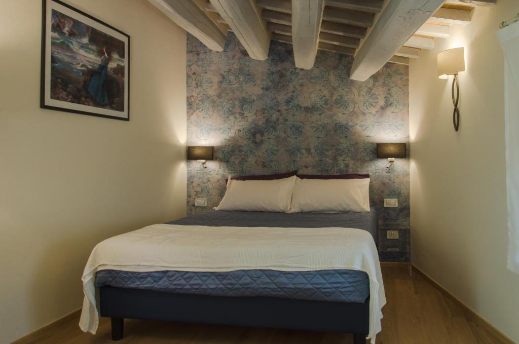 Un pat sau paturi într-o cameră la Antico Sipario Boutique Hotel