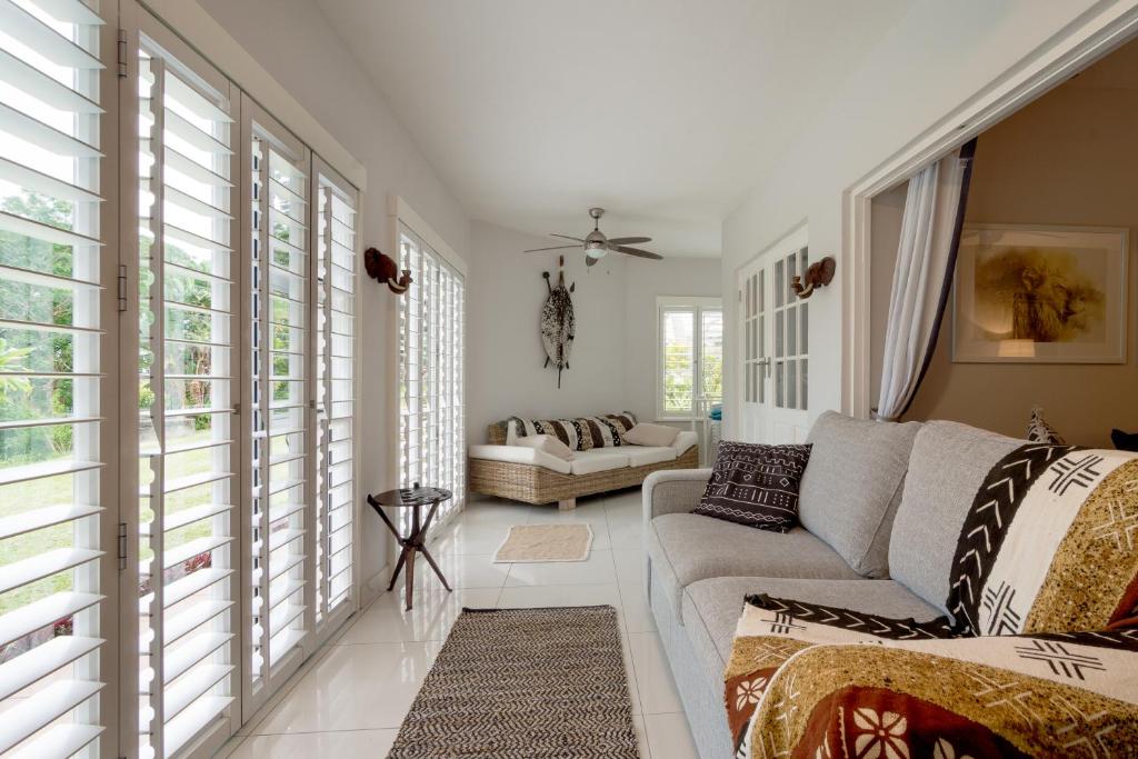 - un salon avec un canapé et des fenêtres dans l'établissement 4 The Bridge, à St Lucia
