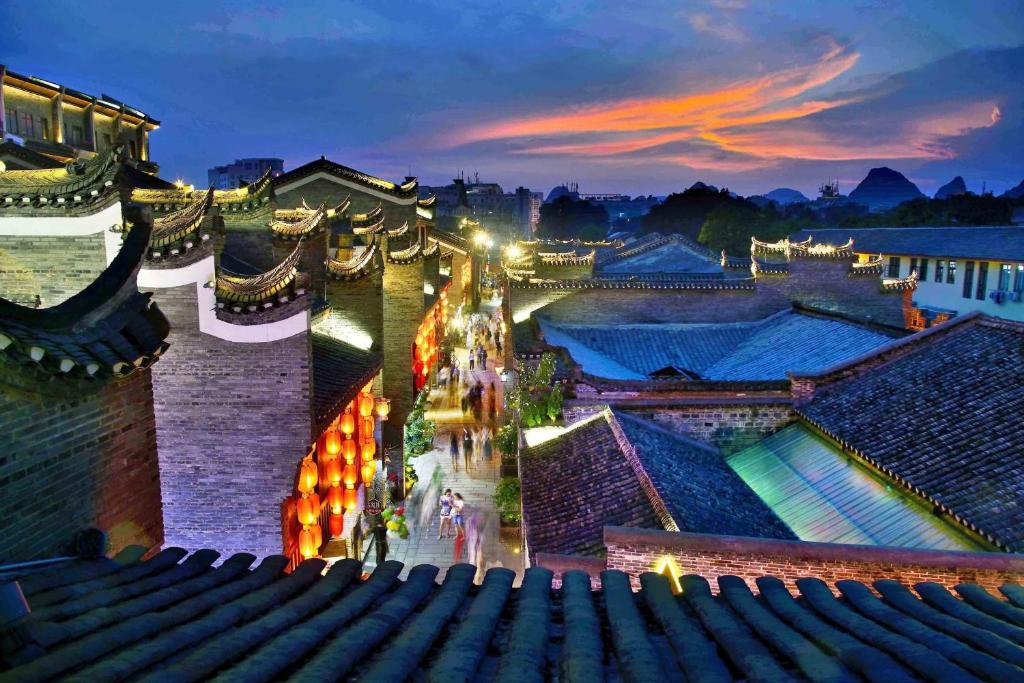 Aussicht vom Dach eines Gebäudes in der Nacht in der Unterkunft Wing Hotel Guilin - Central Square in Guilin