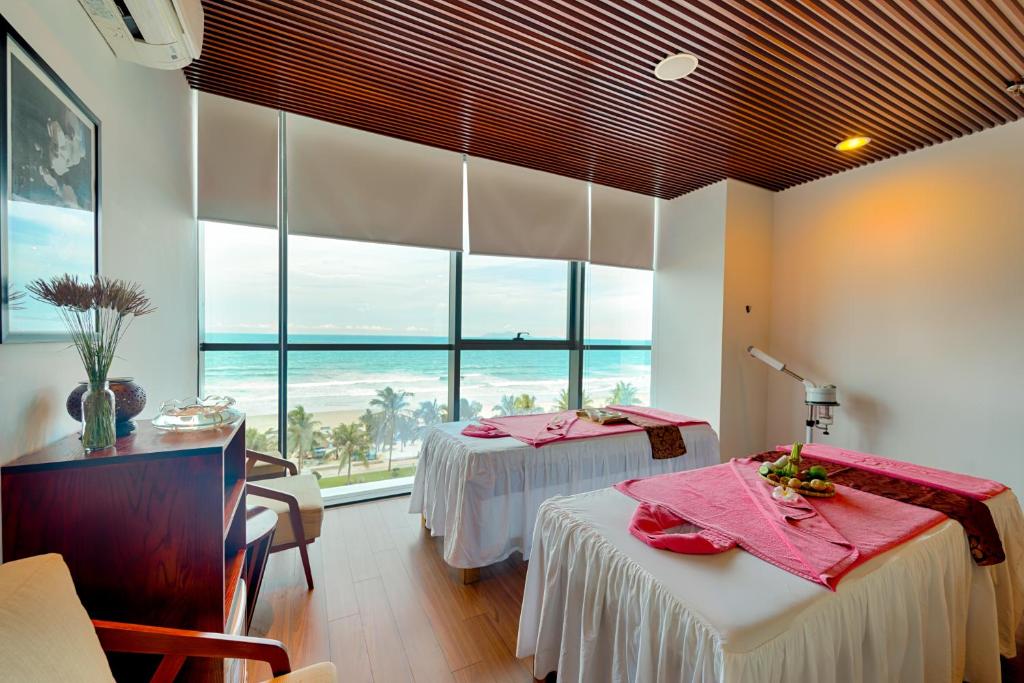 Postel nebo postele na pokoji v ubytování Grand Tourane Hotel Da Nang