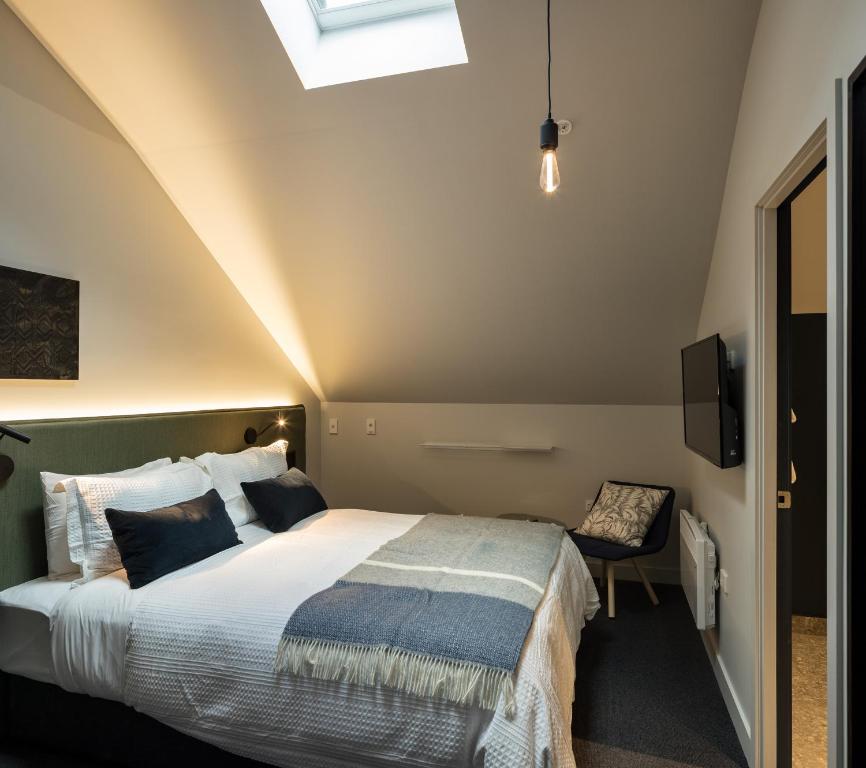 
1 Bed Studio (no window no air-con)
