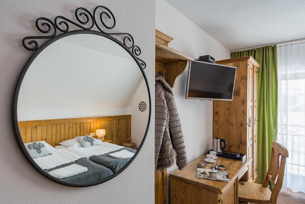ユルグフにあるWilla Naturaの鏡付きのベッドルーム