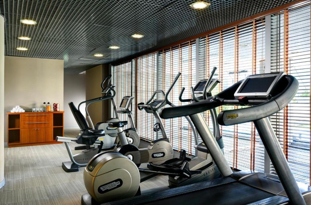 Fitness centrum a/nebo fitness zařízení v ubytování UNA HOTELS The ONE Milano Hotel & Residence