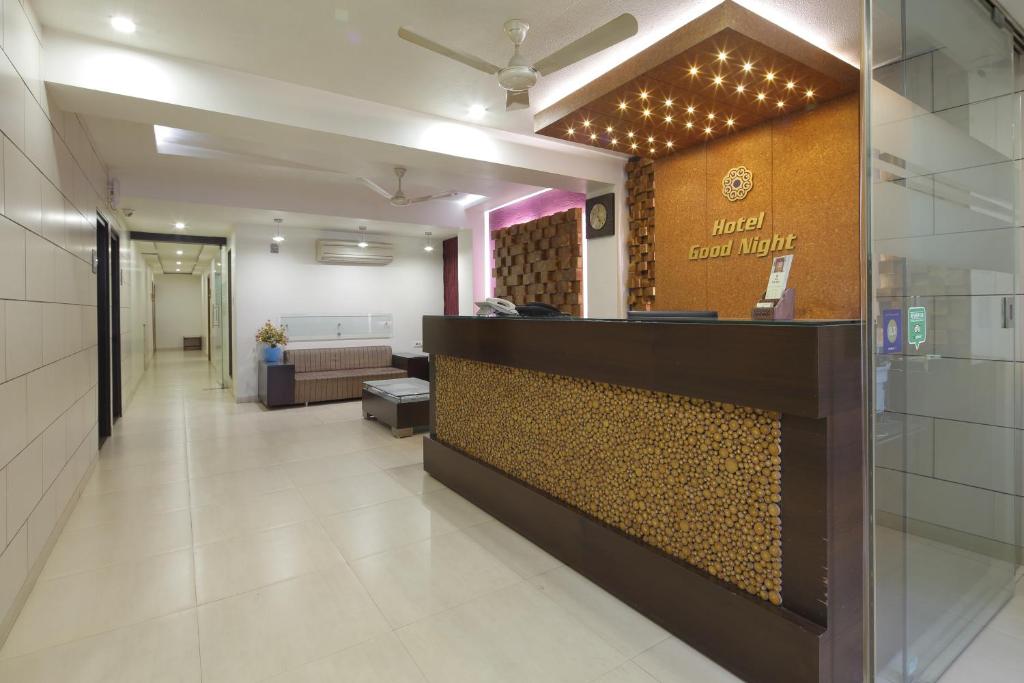 un hall d'un hôtel avec une salle d'attente dans l'établissement Hotel Good Night, à Ahmedabad