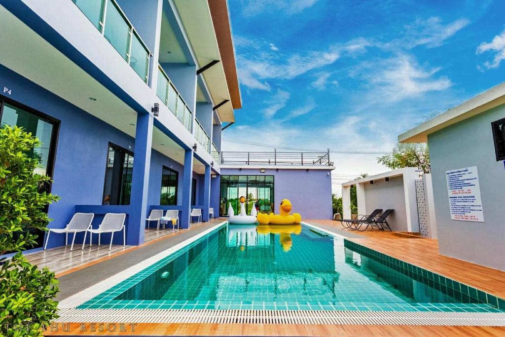 Bazén v ubytování The Phu Resort nebo v jeho okolí