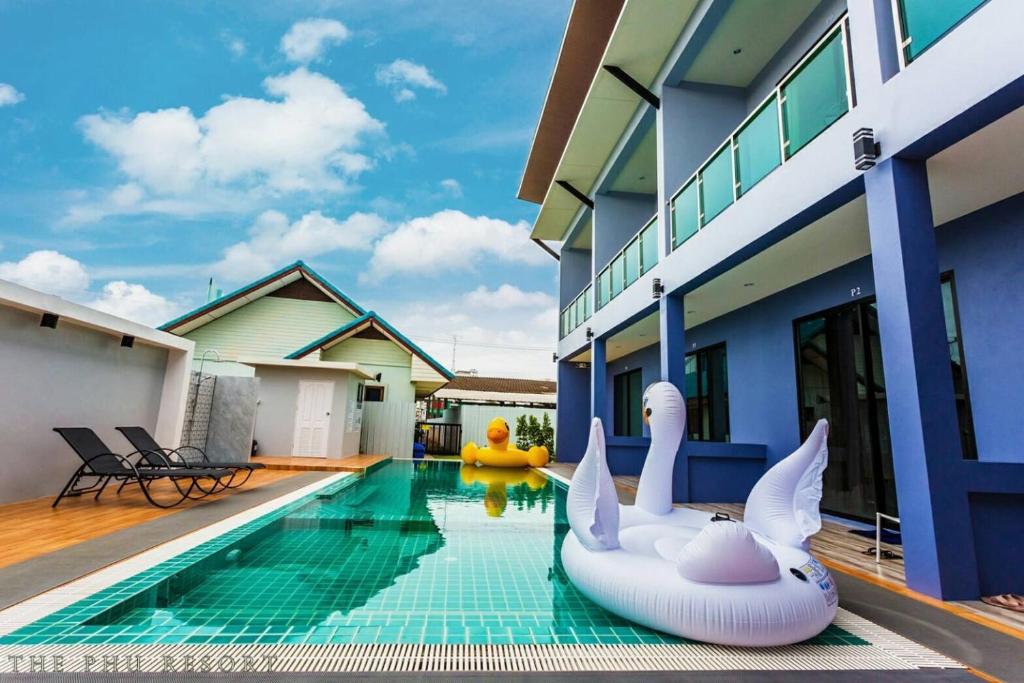 Bazén v ubytování The Phu Resort nebo v jeho okolí