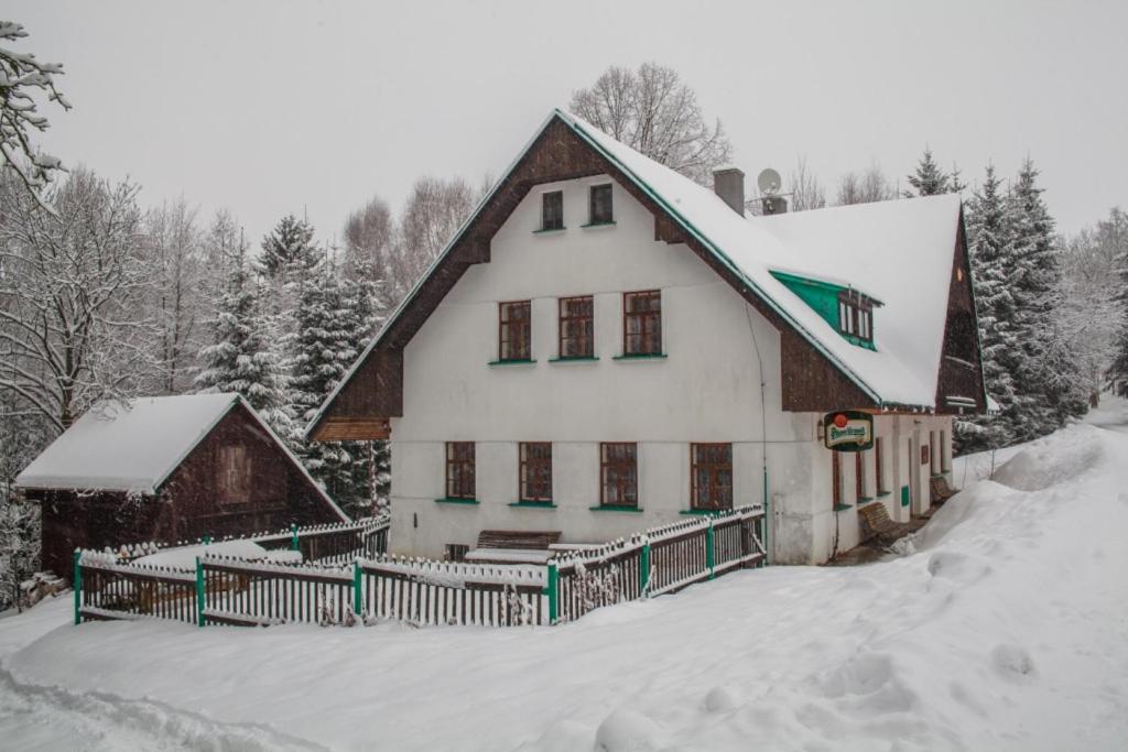 una gran casa blanca en la nieve con un granero en Chata Slunečná, en Jestrabi V Krkonosich