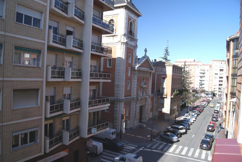 Blick auf eine Stadtstraße mit einem Uhrturm in der Unterkunft Cálfred Junto a Parque Gallarza in Logroño