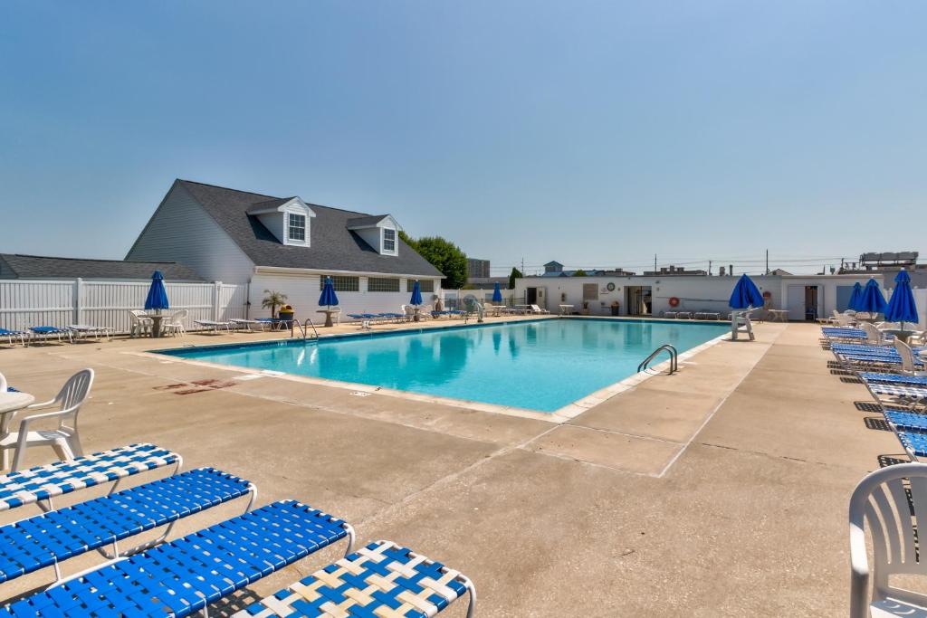 einen Pool mit blauen und weißen Stühlen in der Unterkunft Oyster Lane Hideout in Ocean City