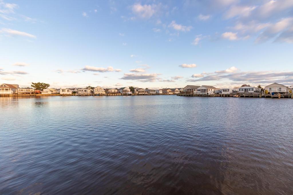ein großer Wasserkörper mit Häusern im Hintergrund in der Unterkunft Oyster Lane Hideout in Ocean City