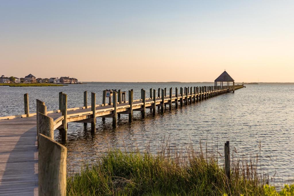 eine Anlegestelle im Wasser mit einem Haus darauf in der Unterkunft Oyster Lane Hideout in Ocean City