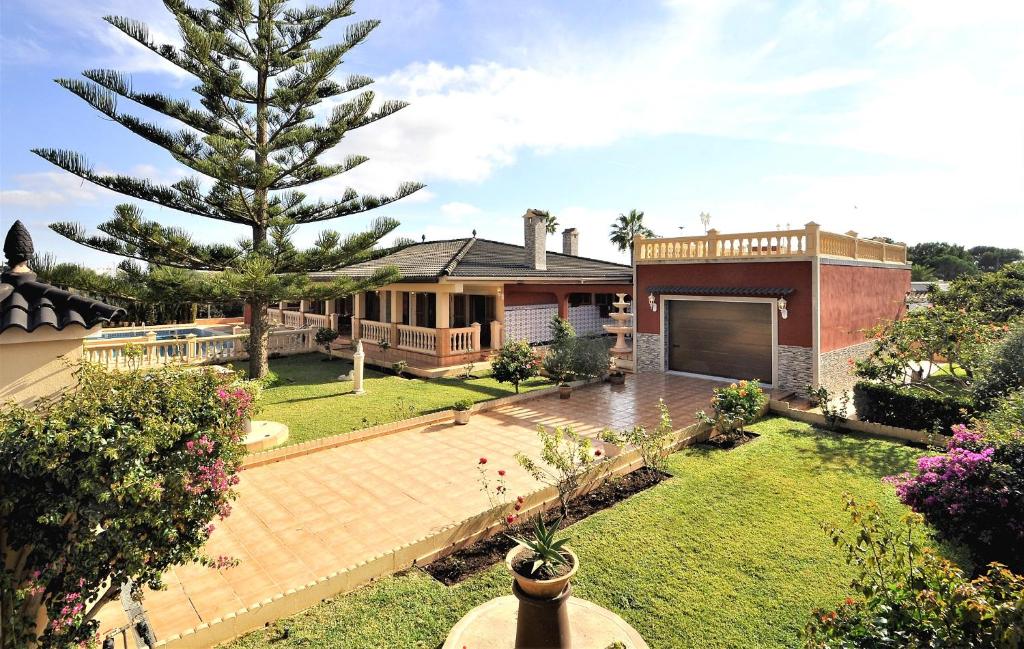 an aerial view of a house with a garden at VILLA CHABELA en Bah&iacute;a Grande Zona Residencial in Badia Blava