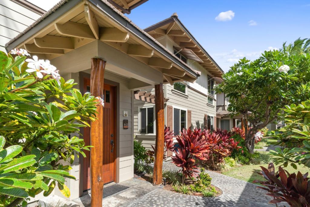 Casa con porche delantero con plantas en Mauna Lani Palm Villas, en Waikoloa