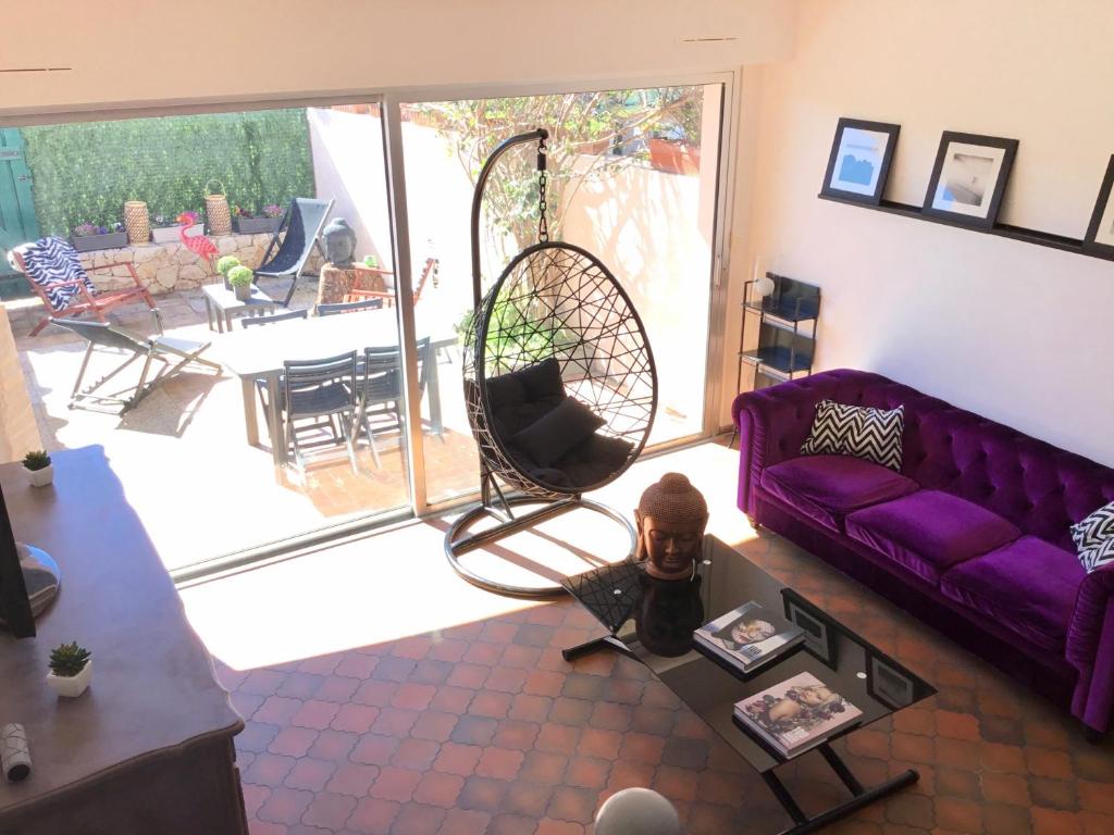 マンドリュー・ラ・ナプールにあるMaison en duplex de 80m² plein sud et climatisée !の紫色のソファ付きのリビングルームの空中ビュー