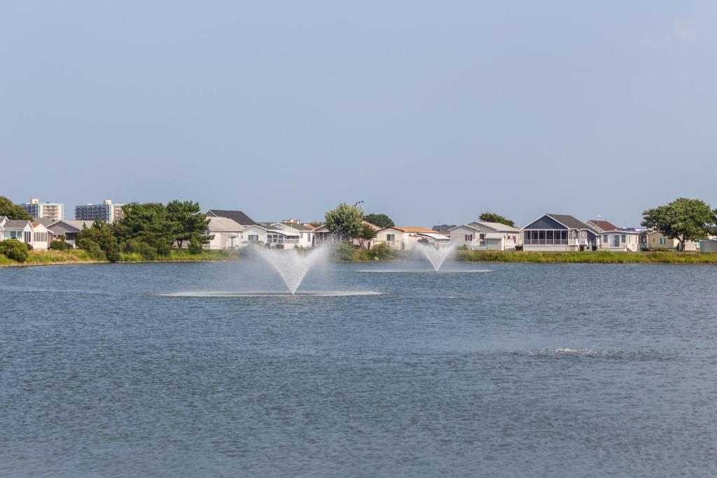 zwei Wasserbrunnen in der Mitte eines Sees in der Unterkunft Oyster Lane Hideout in Ocean City