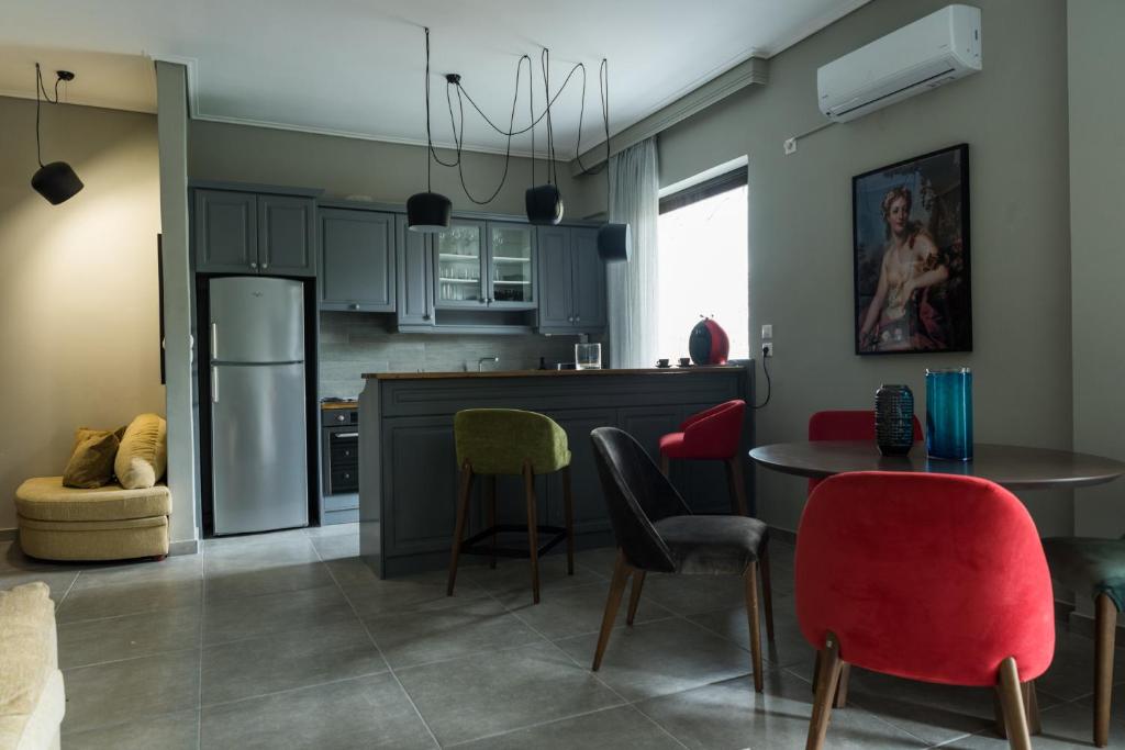 uma cozinha com uma mesa e cadeiras e um frigorífico em LOTOS HOUSE em Atenas