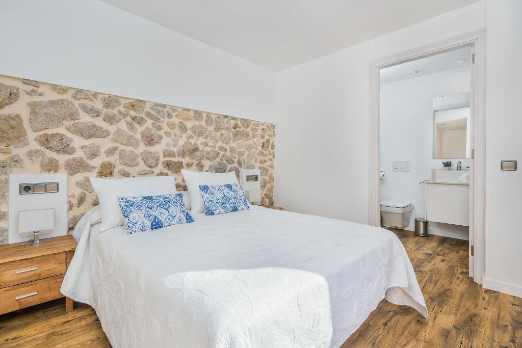 A bed or beds in a room at Townhouse Can Coa by SunVillas Mallorca