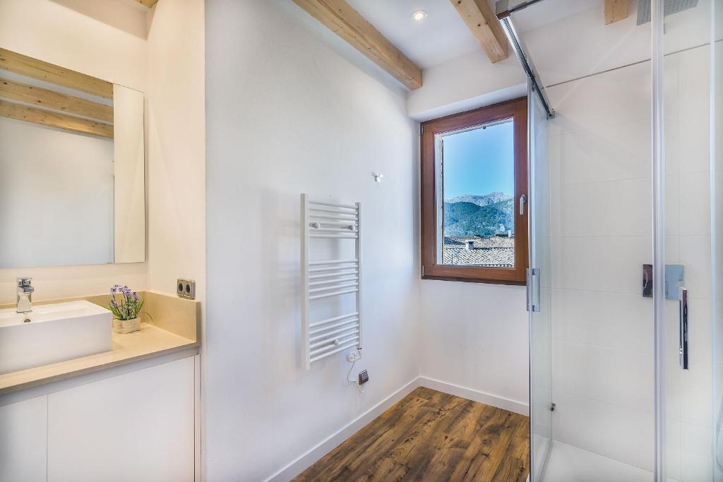 A bathroom at Townhouse Can Coa by SunVillas Mallorca