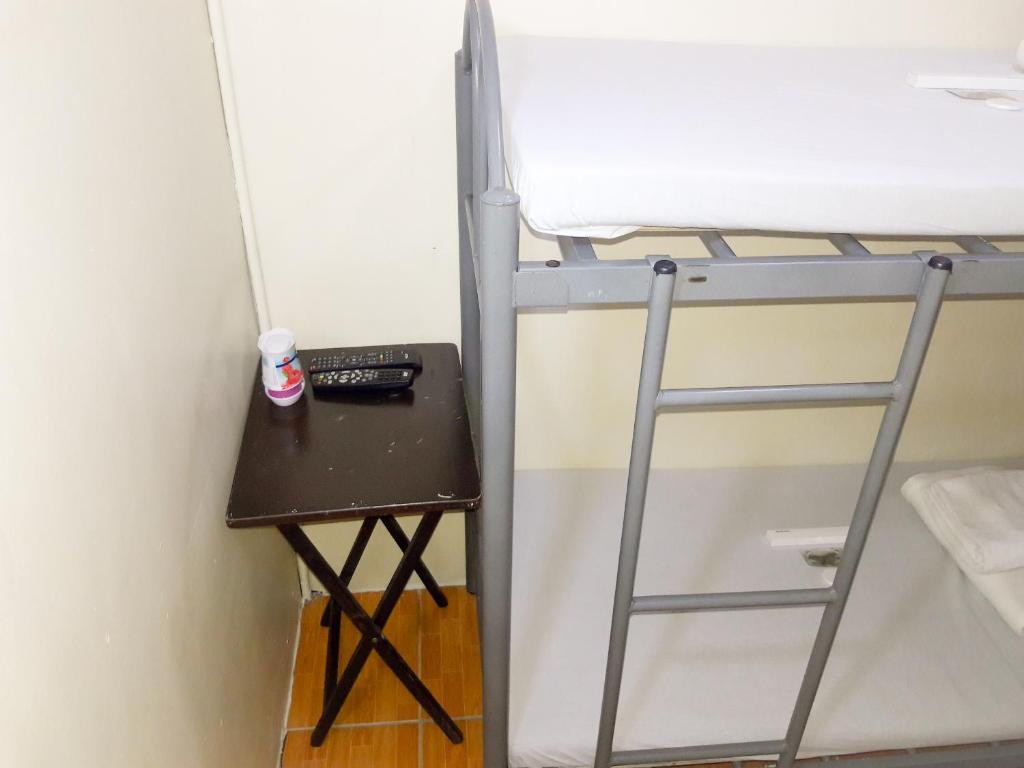Palanda nebo palandy na pokoji v ubytování 8Hostel