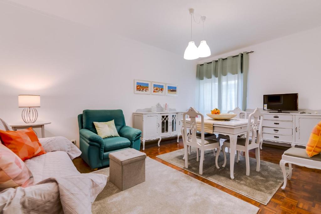 - un salon avec un canapé, une table et des chaises dans l'établissement Casa da Esquina - Faro city center, à Faro