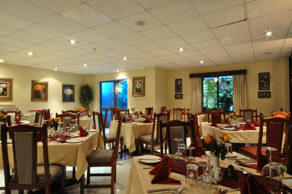 Restaurace v ubytování La Mada Hotel