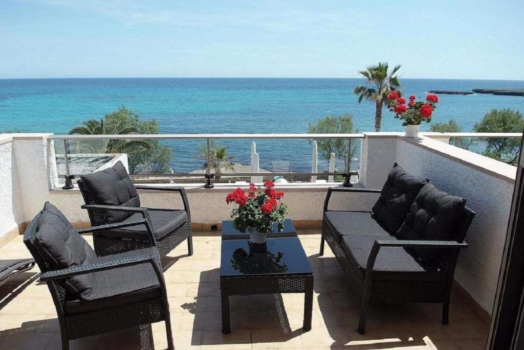 シジョットにあるApto antic 201 pax 4の海の景色を望むバルコニー(椅子、テーブル付)