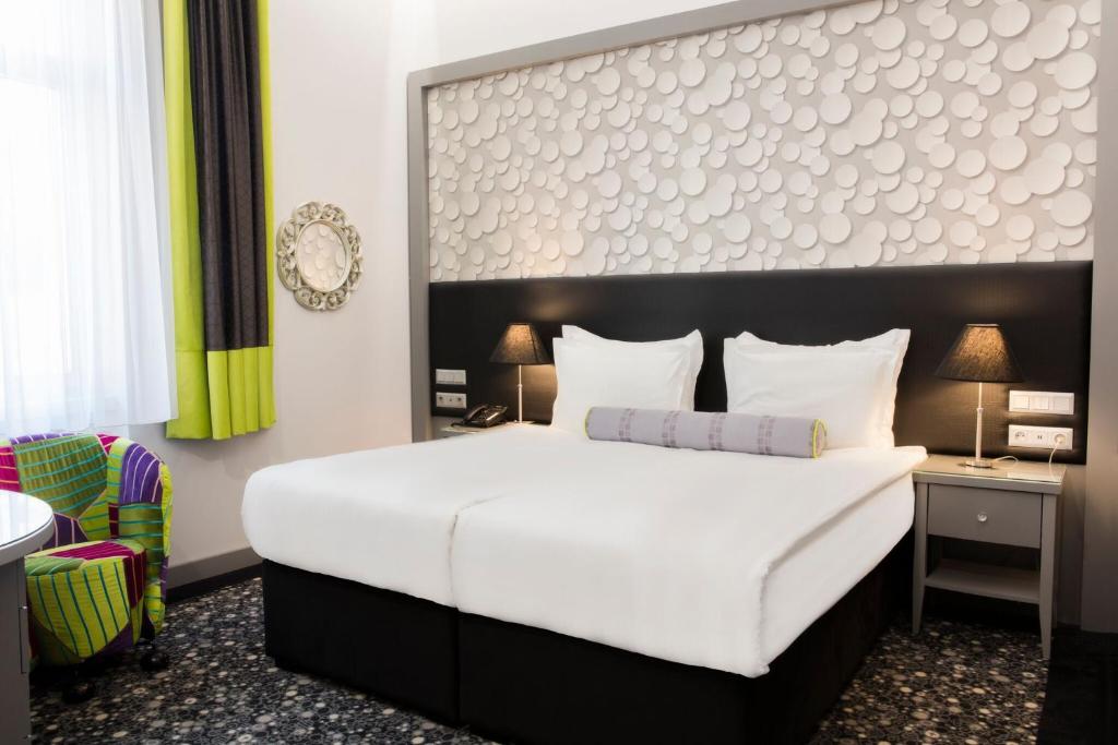 Una cama o camas en una habitación de Hotel Central Sarajevo