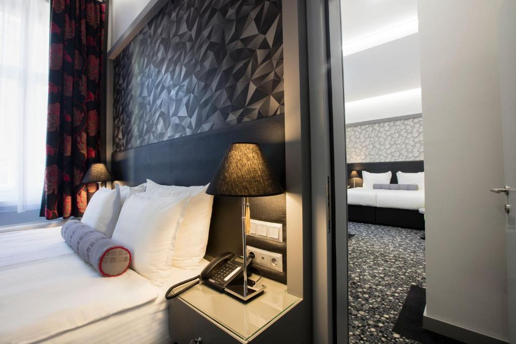Una cama o camas en una habitación de Hotel Central Sarajevo