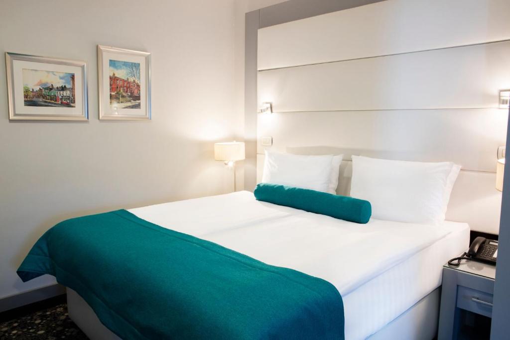 Una cama o camas en una habitación de Hotel Central Sarajevo