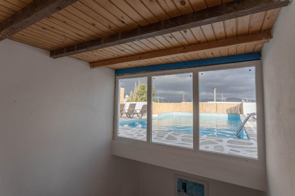 Bazén v ubytování Mare Naxia Hotel nebo v jeho okolí