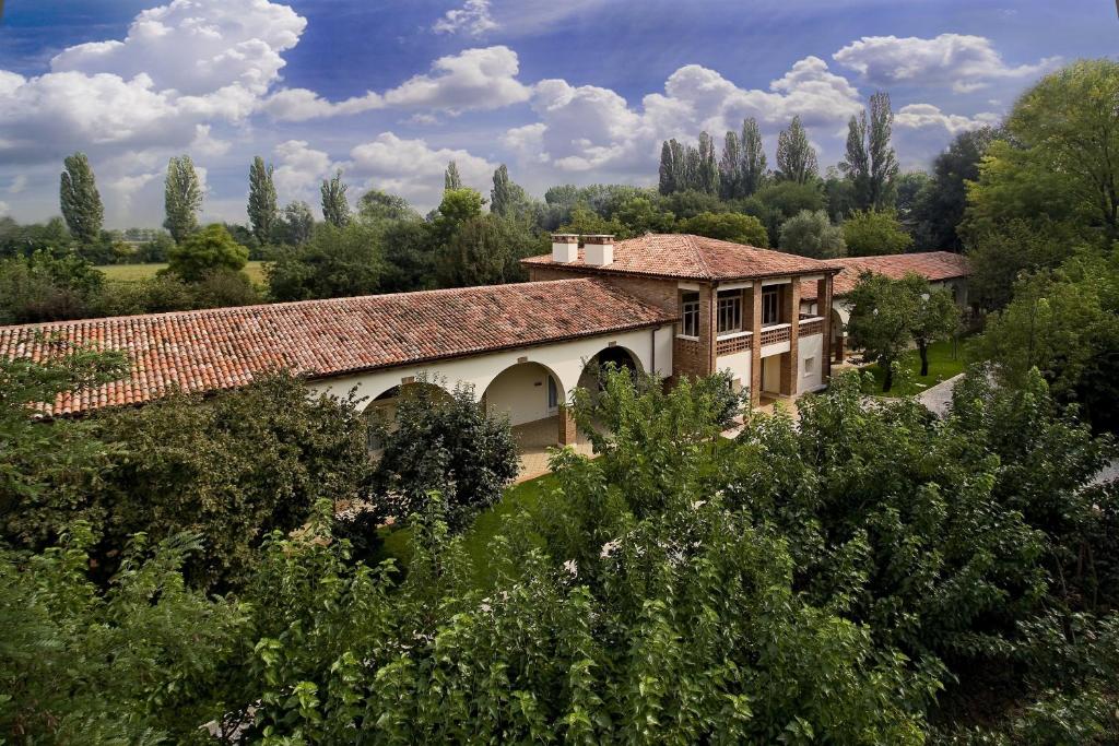 an aerial view of a house with trees at Ca' Murà Natura e Resort in Maserà di Padova