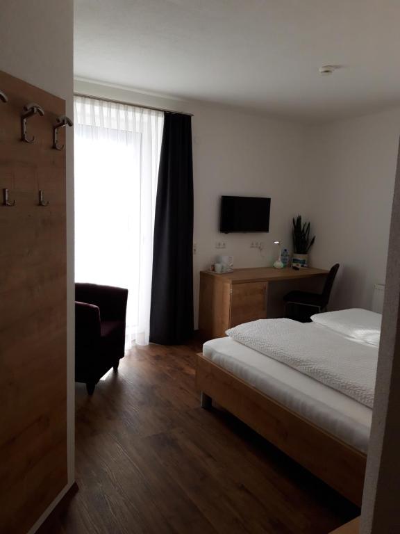 Rúm í herbergi á Haus Arnold - Privatzimmer und Ferienwohnungen