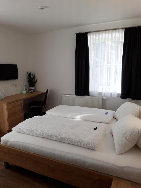 Rúm í herbergi á Haus Arnold - Privatzimmer und Ferienwohnungen